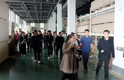 臨沂優(yōu)秀定制工廠(chǎng)代表團(tuán)蒞臨千山板材總部參觀(guān)交流，共探裝飾材料新發(fā)展